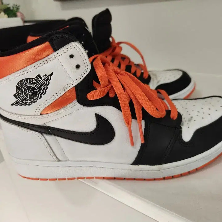 [BUNJANG] Nike Air Jordan 1 High Black/Orange Sneakers / 나이키 에어 조던 1 하이 블랙/오렌지 275