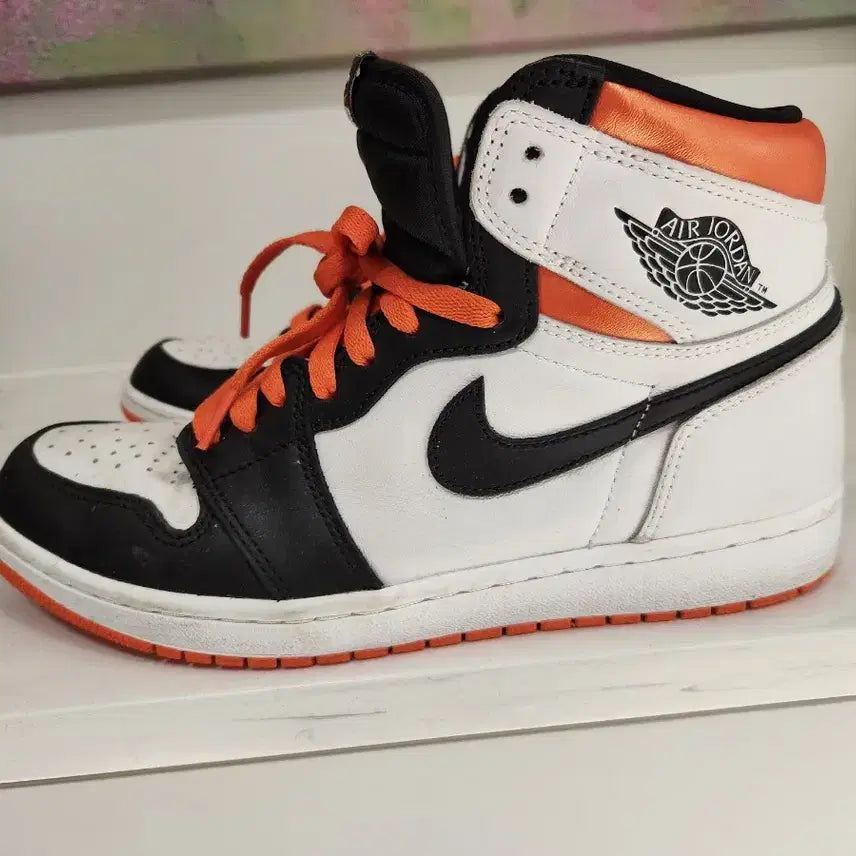 [BUNJANG] Nike Air Jordan 1 High Black/Orange Sneakers / 나이키 에어 조던 1 하이 블랙/오렌지 275