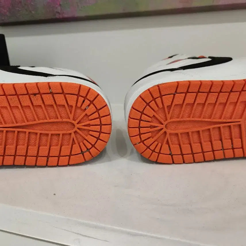 [BUNJANG] Nike Air Jordan 1 High Black/Orange Sneakers / 나이키 에어 조던 1 하이 블랙/오렌지 275