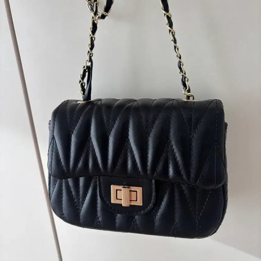 [BUNJANG] Avely Black Quilted Crossbody Bag / 에이블리 블랙 골드체인 크로스백