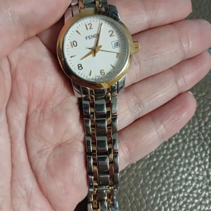 [BUNJANG] FENDI Gold Combination Women's Watch / 펜디 FENDI 금장 콤비 여성 시계 정품