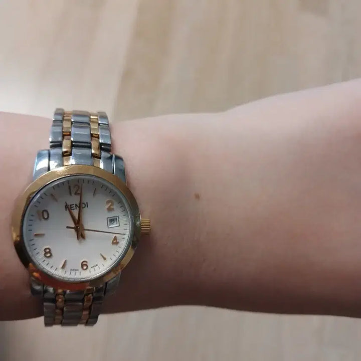 [BUNJANG] FENDI Gold Combination Women's Watch / 펜디 FENDI 금장 콤비 여성 시계 정품