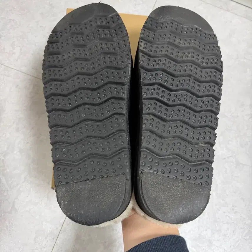 [BUNJANG] UGG Black Slippers / UGG 어그 블랙 슬리퍼