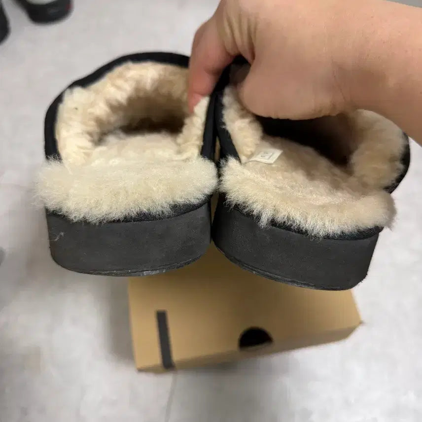 [BUNJANG] UGG Black Slippers / UGG 어그 블랙 슬리퍼