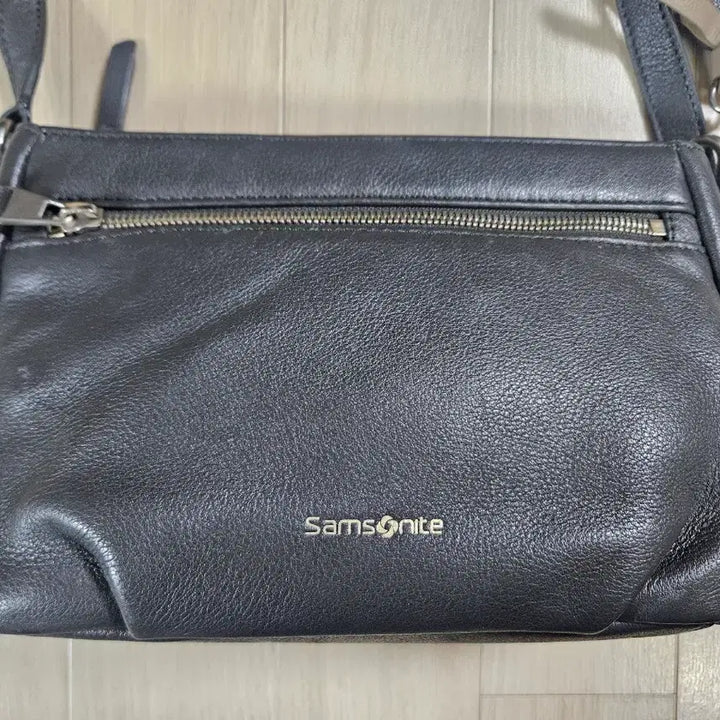[BUNJANG] SAMSONITE Leather Crossbody Bag / [SAMSONITE] 샘소나이트 가죽 크로스백 짙은회색