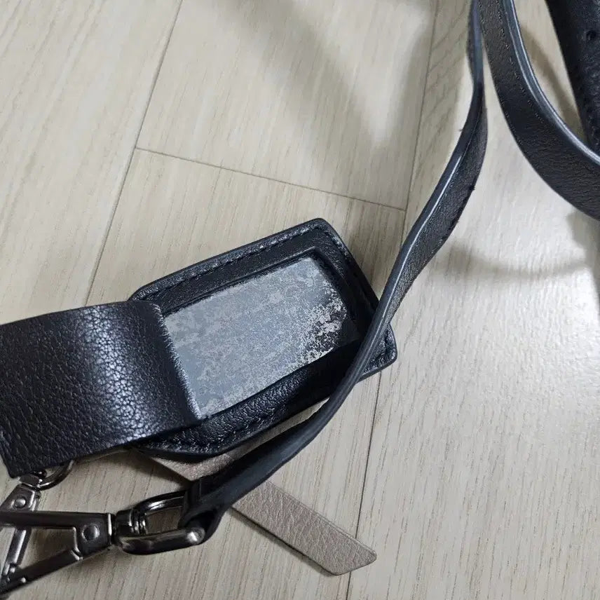 [BUNJANG] SAMSONITE Leather Crossbody Bag / [SAMSONITE] 샘소나이트 가죽 크로스백 짙은회색