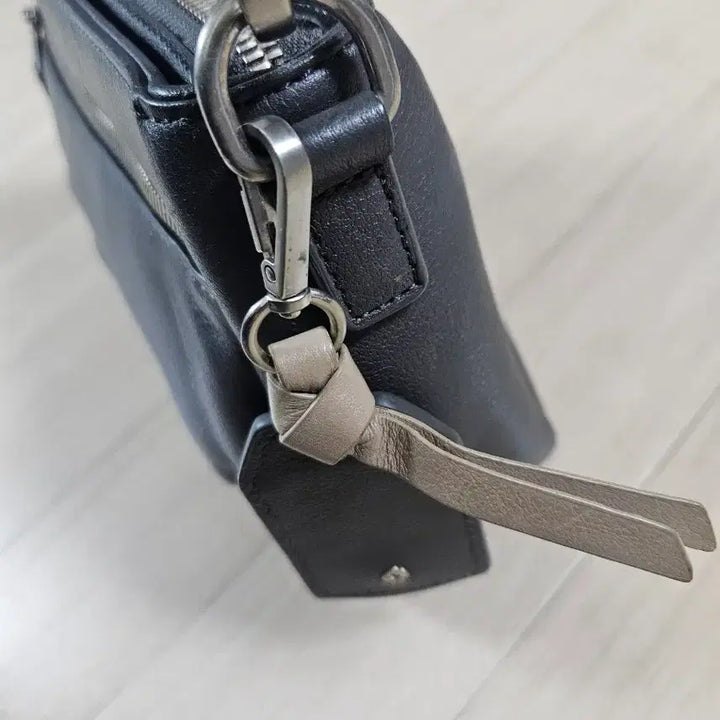 [BUNJANG] SAMSONITE Leather Crossbody Bag / [SAMSONITE] 샘소나이트 가죽 크로스백 짙은회색