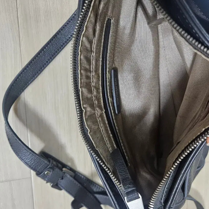 [BUNJANG] SAMSONITE Leather Crossbody Bag / [SAMSONITE] 샘소나이트 가죽 크로스백 짙은회색