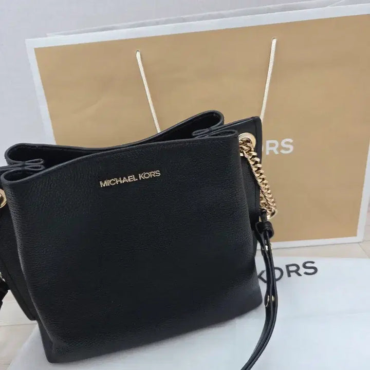 [BUNJANG] Michael Kors Black Bucket Bag with Chain Strap / 마이클코어스 블랙 버킷백 체인 스트랩