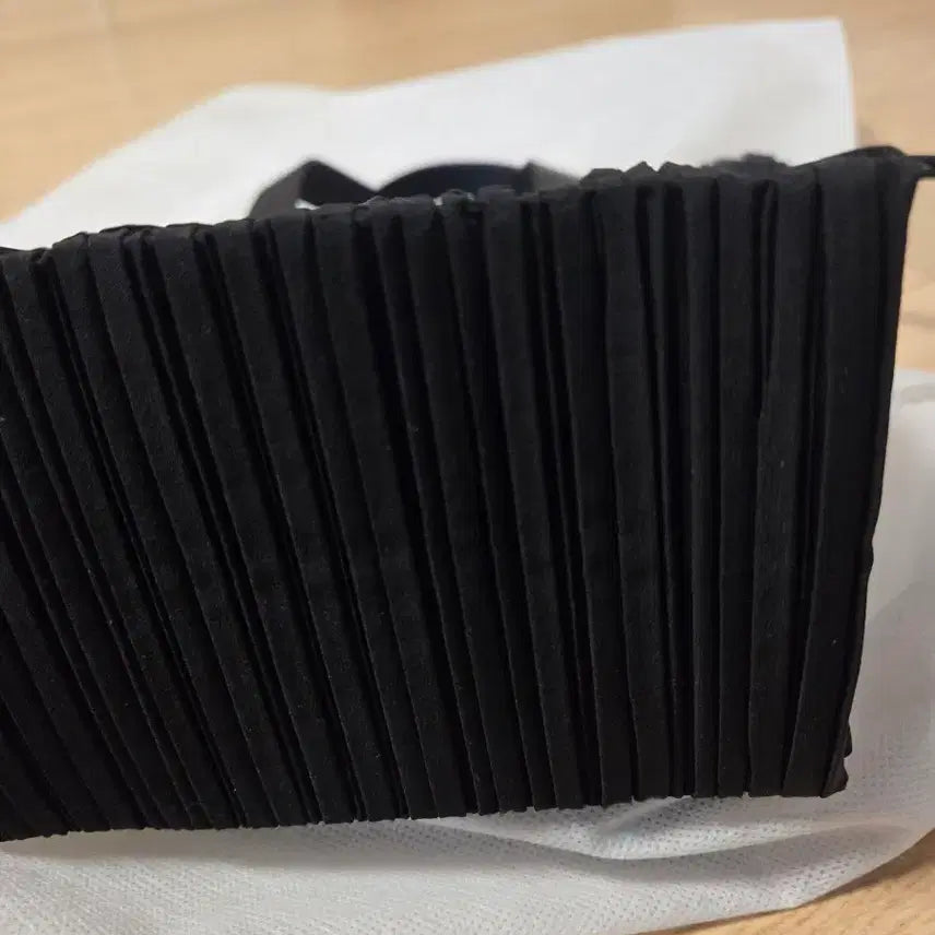 [SOLD OUT] 내림플리츠플리즈백토드 크로스바오바오 이세이미야케