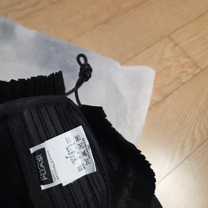 [SOLD OUT] 내림플리츠플리즈백토드 크로스바오바오 이세이미야케