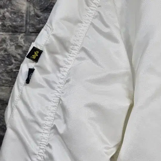 [BUNJANG] Alpha Industries Opening Ceremony Reversible White Bomber Jacket / 알파인더스트리 오프닝세레모니 리버시블 화이트 봄버 패딩자켓
