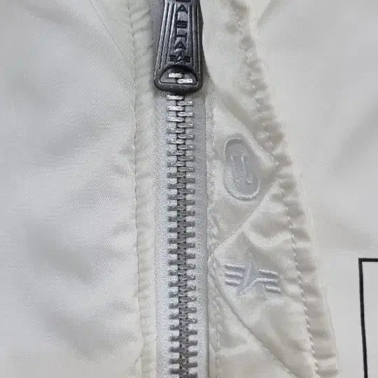 [BUNJANG] Alpha Industries Opening Ceremony Reversible White Bomber Jacket / 알파인더스트리 오프닝세레모니 리버시블 화이트 봄버 패딩자켓