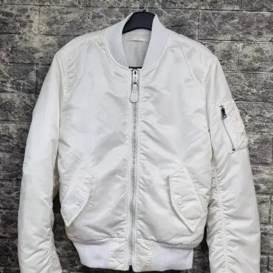 [BUNJANG] Alpha Industries Opening Ceremony Reversible White Bomber Jacket / 알파인더스트리 오프닝세레모니 리버시블 화이트 봄버 패딩자켓