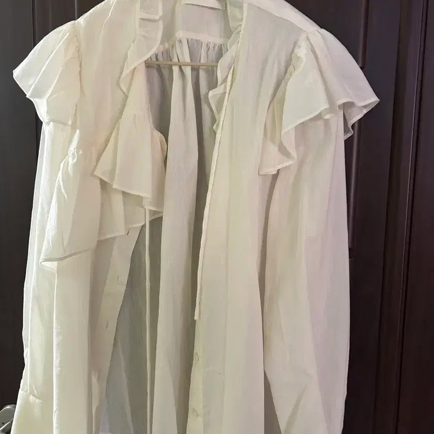 [BUNJANG] Ivory Frill Blouse Open YY / 아이보리 프릴 블라우스 오픈와이와이