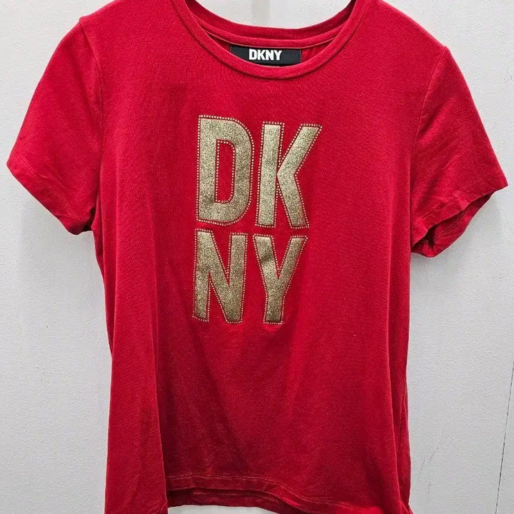 [SOLD OUT] DKNY 레드 반팔 티셔츠 골드 로고