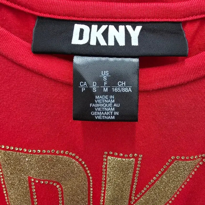 [SOLD OUT] DKNY 레드 반팔 티셔츠 골드 로고