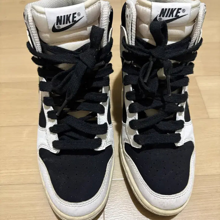 [SOLD OUT] 나이키 덩크 스카이 하이 에센셜 블랙 화이트 범고래