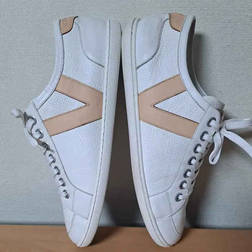 [BUNJANG] Louis Vuitton Leather Sneakers / 루이비통 6.5 약260 가죽 스니커즈