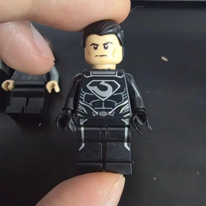[BUNJANG] Lego Superman Black Suit Minifigure / 레고 슈퍼맨 블랙 슈트 미니피겨