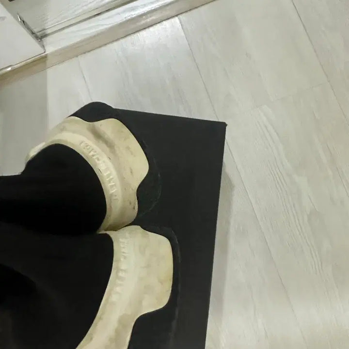 [BUNJANG] Balenciaga Speedrunner Black Sneakers Size 41 / 발렌시아가 스피드러너 블랙 스니커즈 41