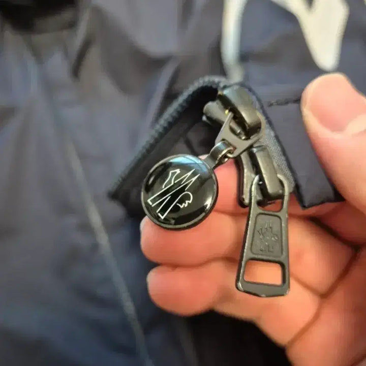 [BUNJANG] Moncler Petruse Windbreaker (Navy) / (급처)몽클레어 페투크 바람막이 6사이즈 네이비 팝니다.