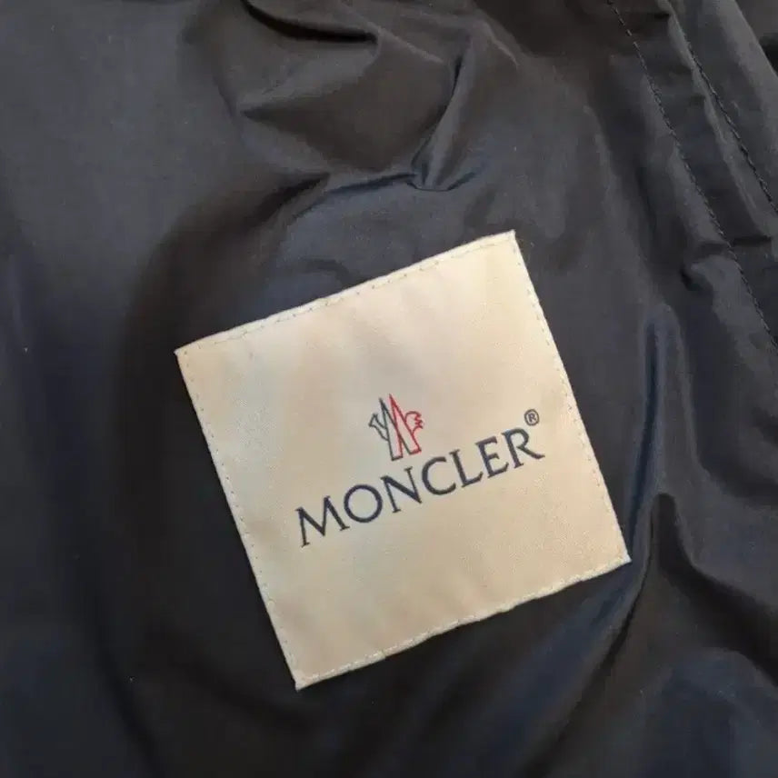 [BUNJANG] Moncler Petruse Windbreaker (Navy) / (급처)몽클레어 페투크 바람막이 6사이즈 네이비 팝니다.