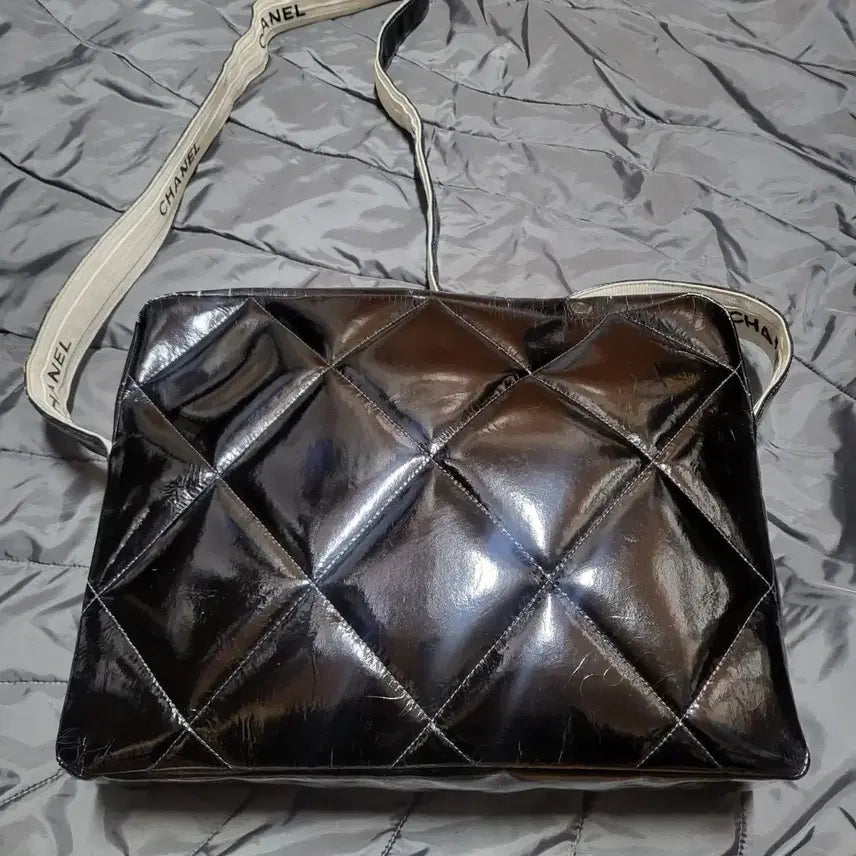 [BUNJANG] Chanel Patent Leather Crossbody Bag / 샤넬 4번대 페이던트 크로스백