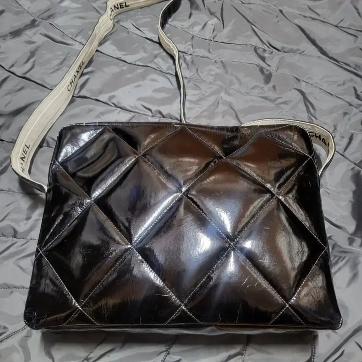 [BUNJANG] Chanel Patent Leather Crossbody Bag / 샤넬 4번대 페이던트 크로스백