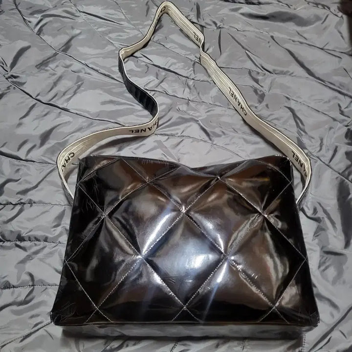 [BUNJANG] Chanel Patent Leather Crossbody Bag / 샤넬 4번대 페이던트 크로스백