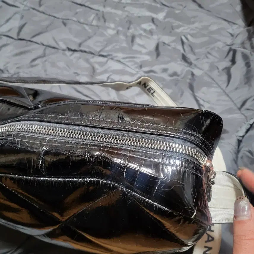 [BUNJANG] Chanel Patent Leather Crossbody Bag / 샤넬 4번대 페이던트 크로스백