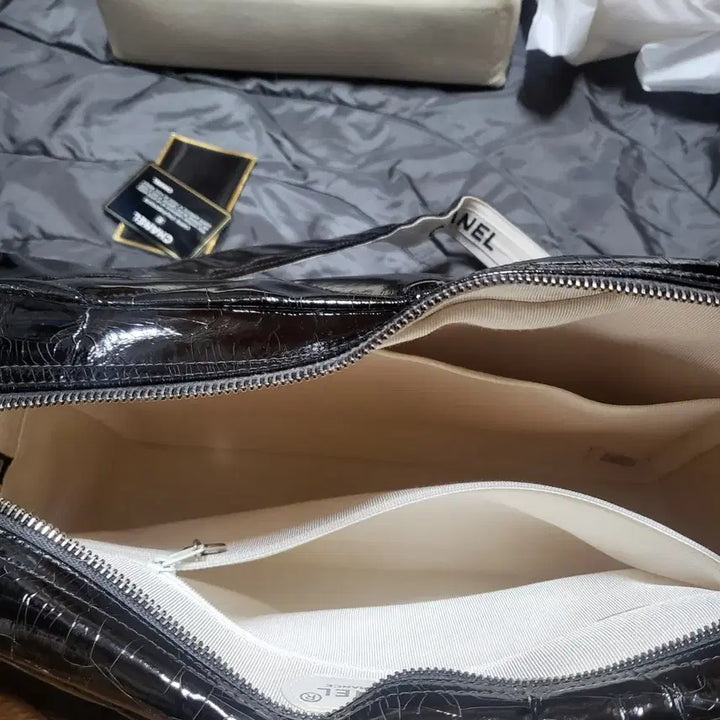 [BUNJANG] Chanel Patent Leather Crossbody Bag / 샤넬 4번대 페이던트 크로스백