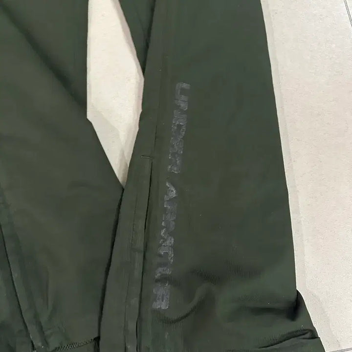 [BUNJANG] Nylon Pants Khaki / 언더아머 나일론팬츠 카키