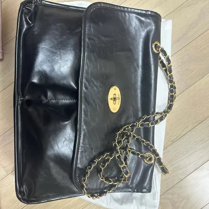 [BUNJANG] Anotheic Flap Chain Shoulder Bag Black / 아노에틱 플랩 체인 숄더백 블랙