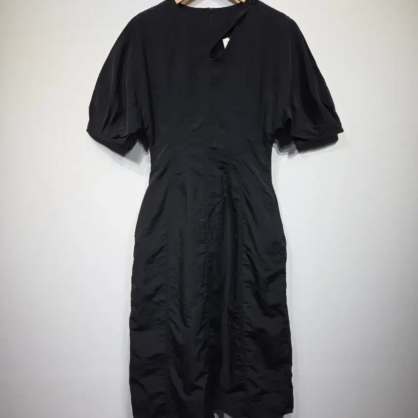 [BUNJANG] HAE BY HAEKIM Cutout Puff Sleeve Dress Black / HAE BY HAEKIM 해바이해킴 언밸런스 컷아웃 퍼프 원피스 블랙