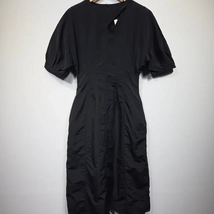 [BUNJANG] HAE BY HAEKIM Cutout Puff Sleeve Dress Black / HAE BY HAEKIM 해바이해킴 언밸런스 컷아웃 퍼프 원피스 블랙