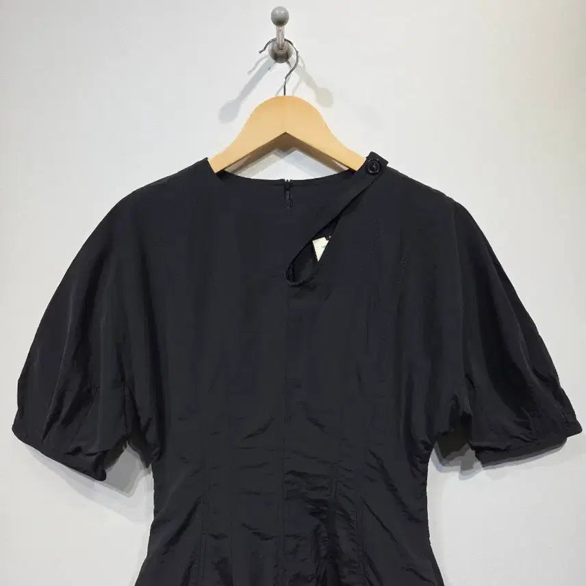 [BUNJANG] HAE BY HAEKIM Cutout Puff Sleeve Dress Black / HAE BY HAEKIM 해바이해킴 언밸런스 컷아웃 퍼프 원피스 블랙
