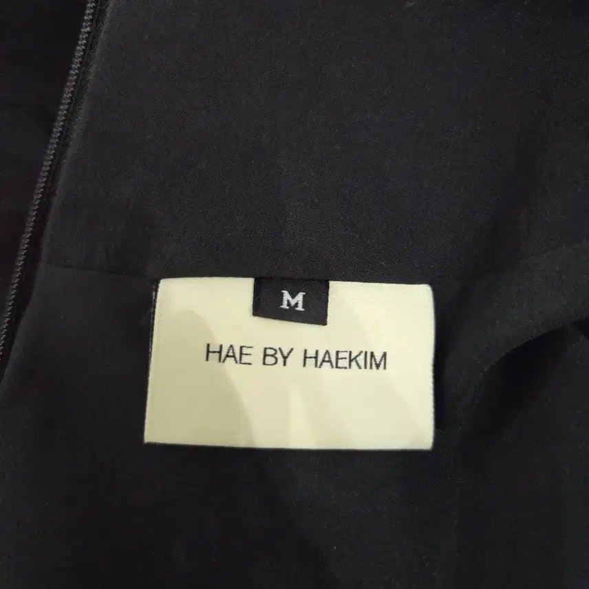 [BUNJANG] HAE BY HAEKIM Cutout Puff Sleeve Dress Black / HAE BY HAEKIM 해바이해킴 언밸런스 컷아웃 퍼프 원피스 블랙