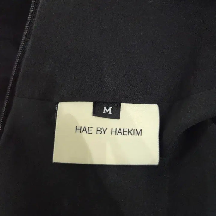 [BUNJANG] HAE BY HAEKIM Cutout Puff Sleeve Dress Black / HAE BY HAEKIM 해바이해킴 언밸런스 컷아웃 퍼프 원피스 블랙