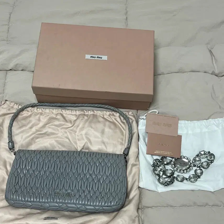 [BUNJANG] Miu Miu Matelassé Shoulder Bag / 미우미우 마테라쎄 숄더백