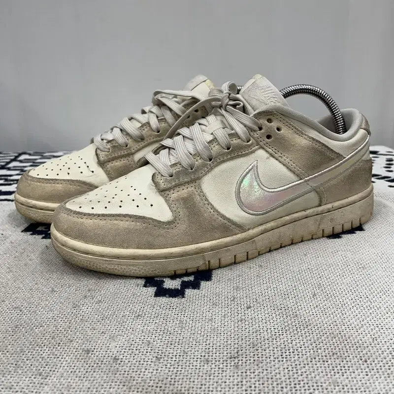 [BUNJANG] Nike Dunk Low Sale Iridescent Swoosh Sneakers 250 / 나이키 덩크 로우 세일 이리디센트 스우시 스니커즈 250 E02184