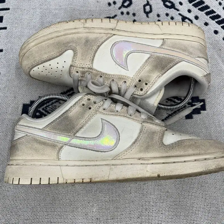 [BUNJANG] Nike Dunk Low Sale Iridescent Swoosh Sneakers 250 / 나이키 덩크 로우 세일 이리디센트 스우시 스니커즈 250 E02184