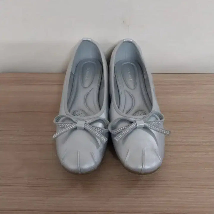 [BUNJANG] M.MOUK Silver Ribbon Flat Shoes (230) / 여성 엠무크 비쥬 리본 실버 플랫슈즈, 단화 (230)