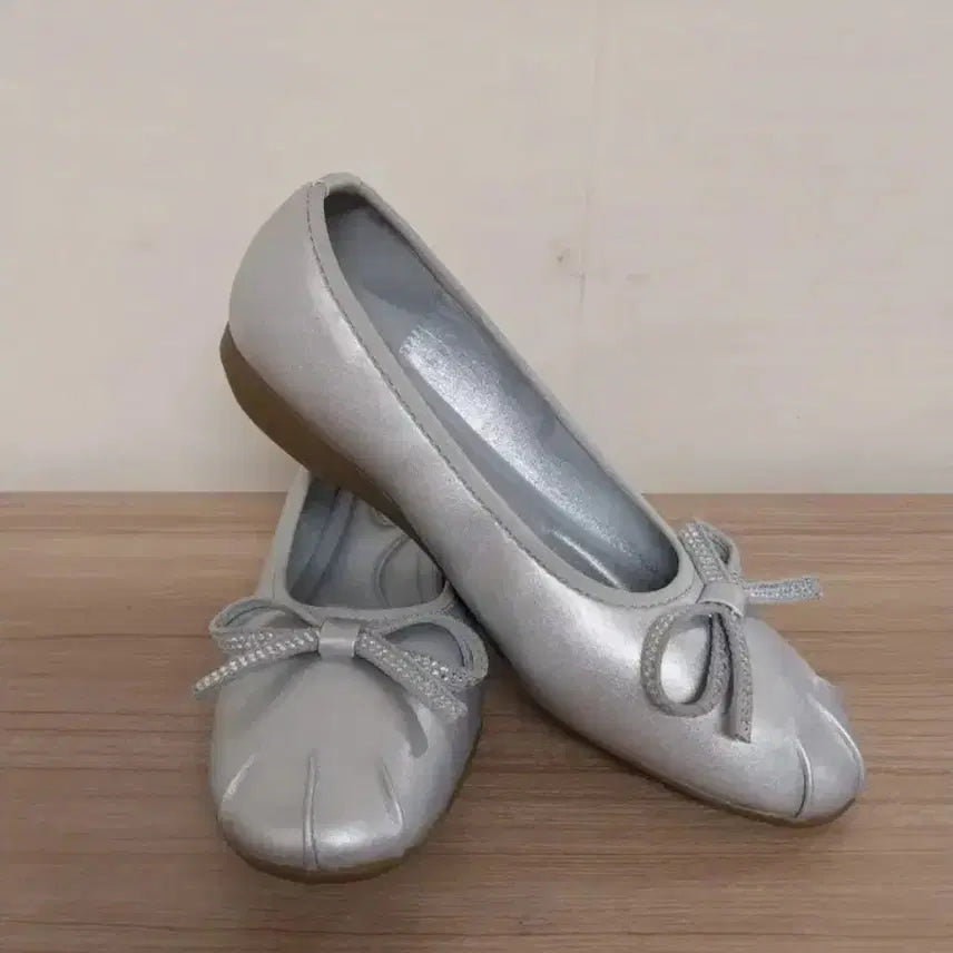 [BUNJANG] M.MOUK Silver Ribbon Flat Shoes (230) / 여성 엠무크 비쥬 리본 실버 플랫슈즈, 단화 (230)