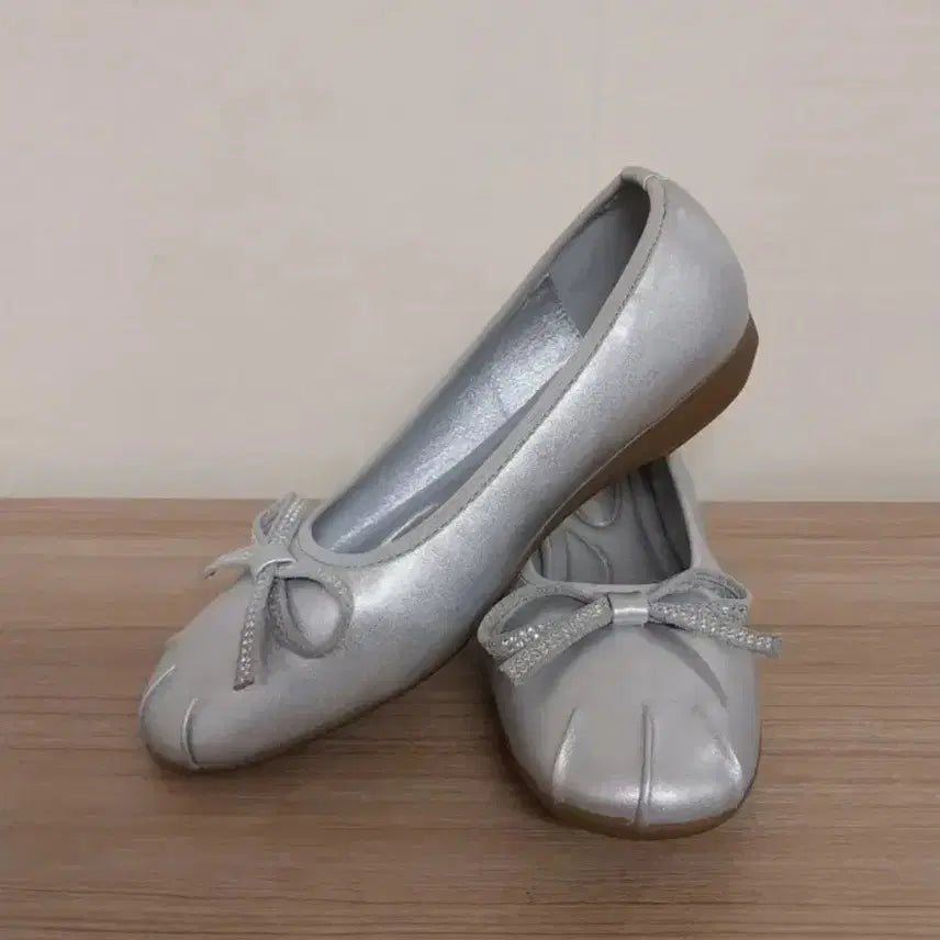 [BUNJANG] M.MOUK Silver Ribbon Flat Shoes (230) / 여성 엠무크 비쥬 리본 실버 플랫슈즈, 단화 (230)