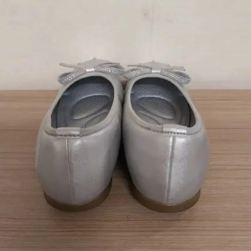 [BUNJANG] M.MOUK Silver Ribbon Flat Shoes (230) / 여성 엠무크 비쥬 리본 실버 플랫슈즈, 단화 (230)