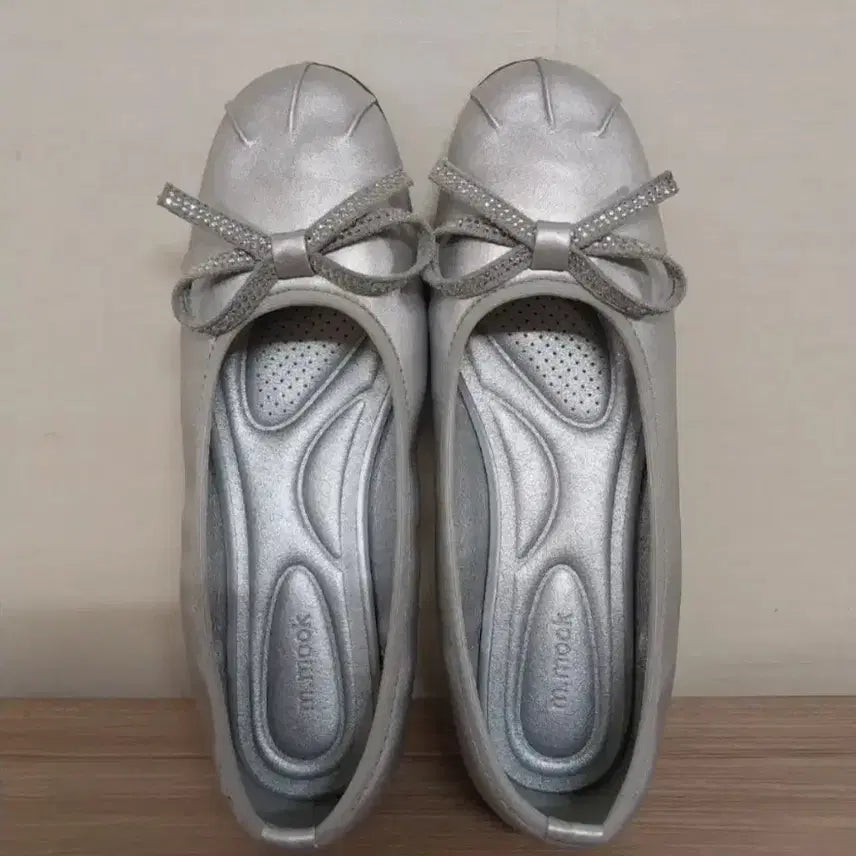 [BUNJANG] M.MOUK Silver Ribbon Flat Shoes (230) / 여성 엠무크 비쥬 리본 실버 플랫슈즈, 단화 (230)