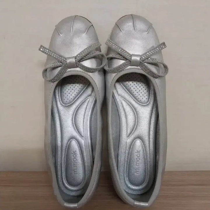 [BUNJANG] M.MOUK Silver Ribbon Flat Shoes (230) / 여성 엠무크 비쥬 리본 실버 플랫슈즈, 단화 (230)