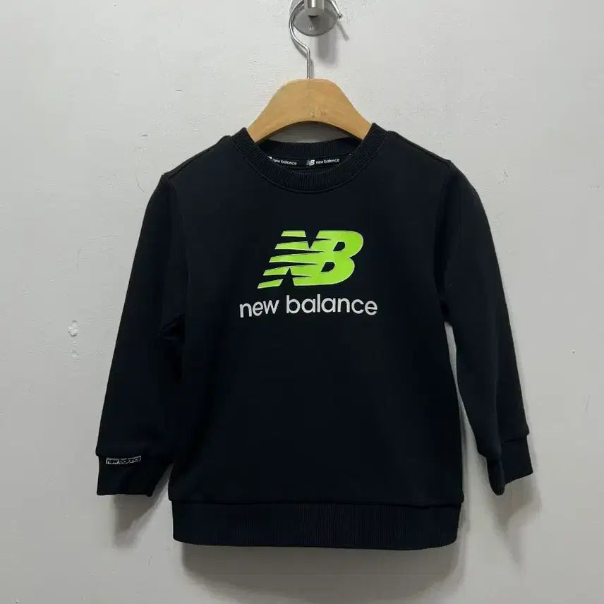 [BUNJANG] New Balance Kids Black Sweatshirt (Size 100) / 뉴발란스 블랙 맨투맨 티셔츠 아동용 100사이즈