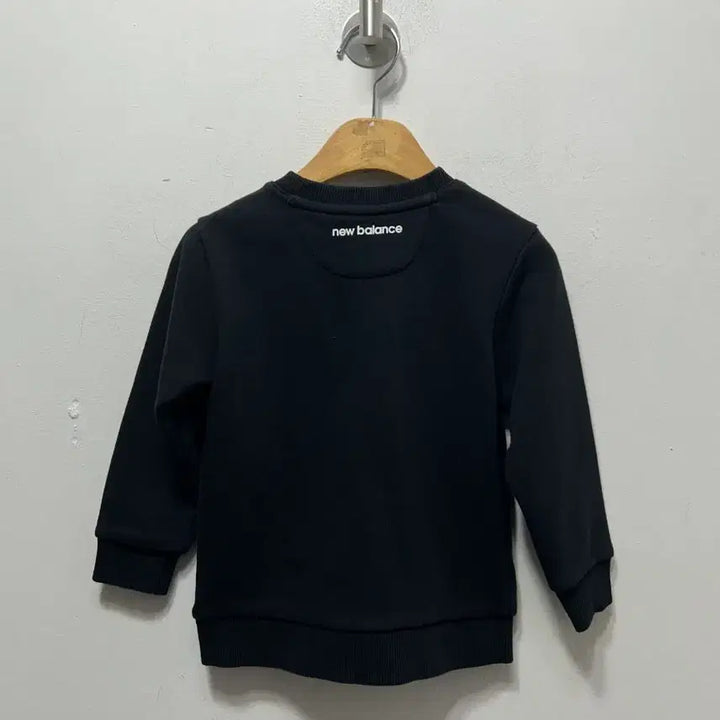 [BUNJANG] New Balance Kids Black Sweatshirt (Size 100) / 뉴발란스 블랙 맨투맨 티셔츠 아동용 100사이즈